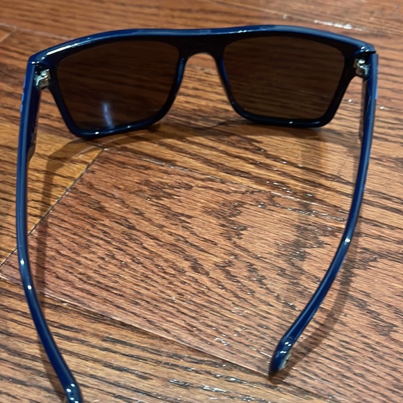 Curved Converse - Picture 3 of 4